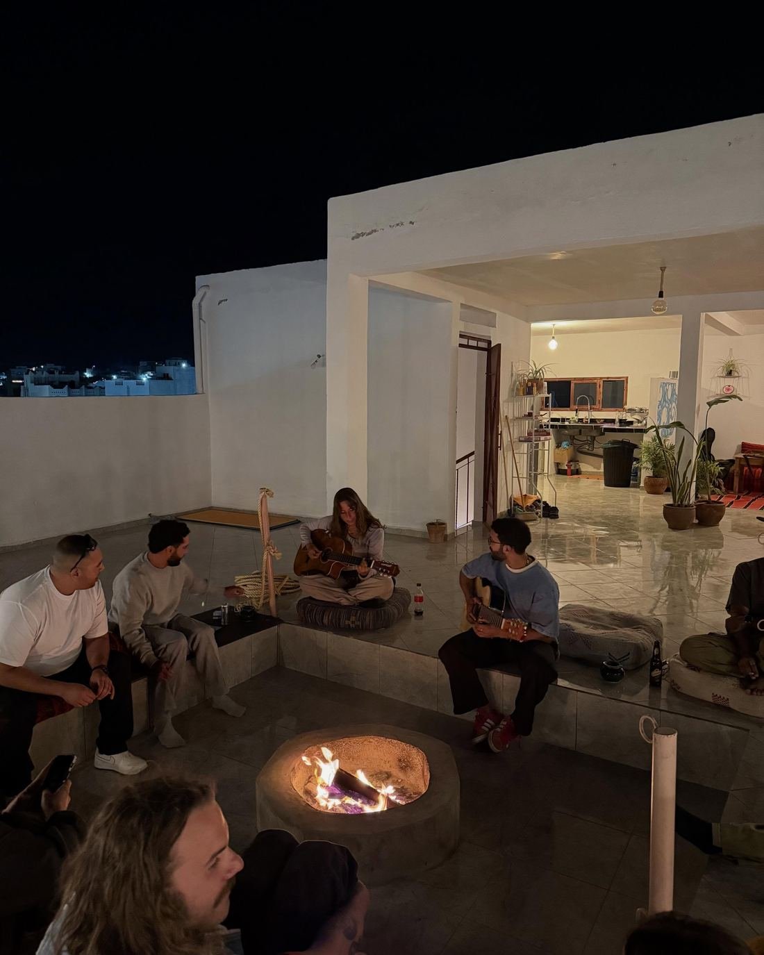 Soirée autour du feu sur le rooftop
