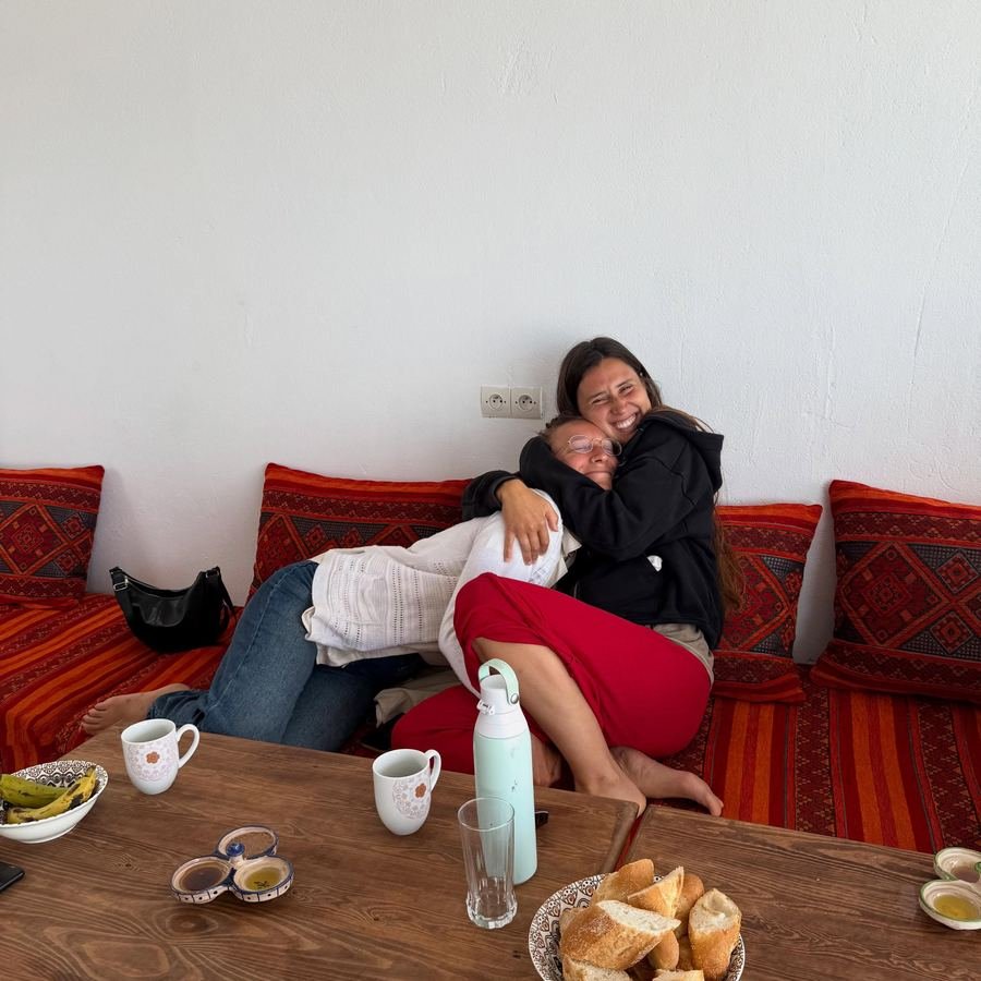 Petit-déjeuner entre voyageurs dans le salon marocain