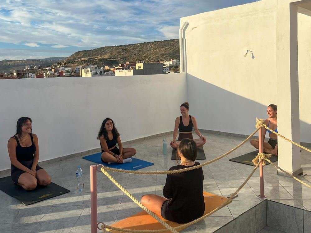 Cours de yoga sur la terrasse