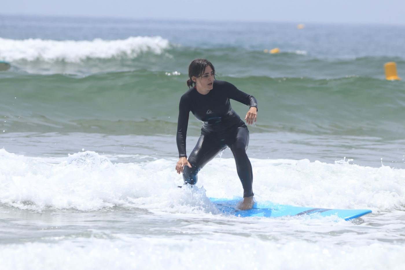 Surfeur sur une vague à Tamraght