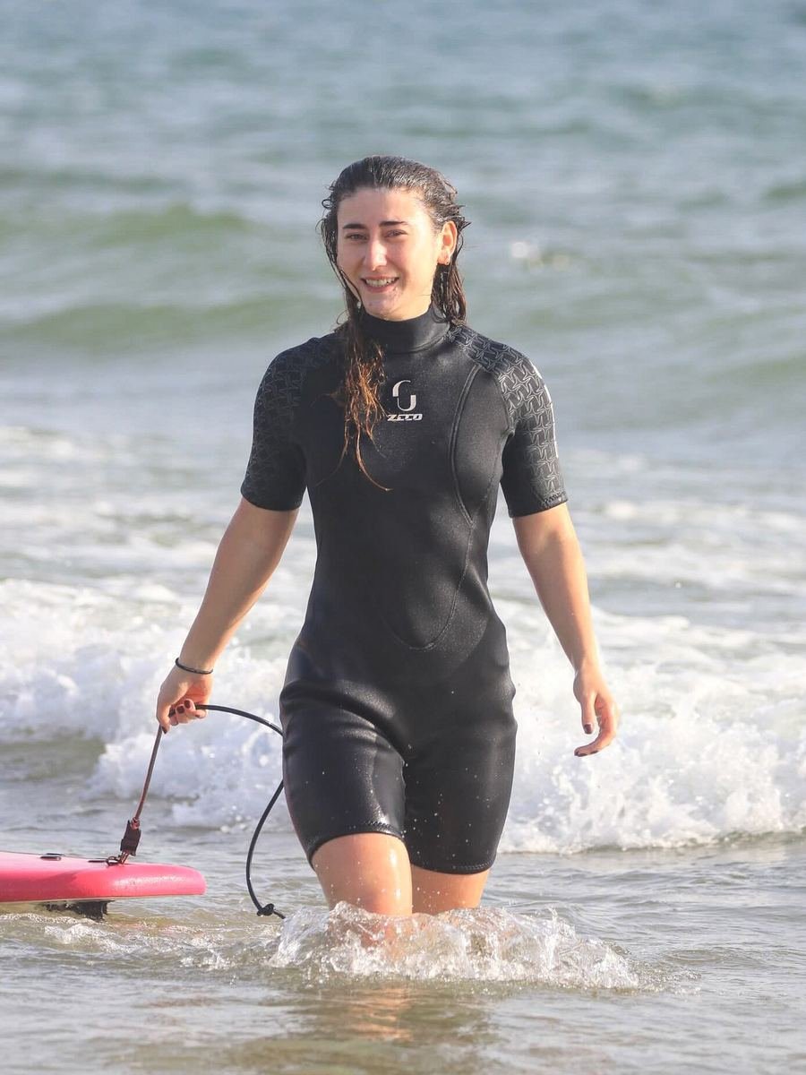 Surfeuse sortant de l'eau