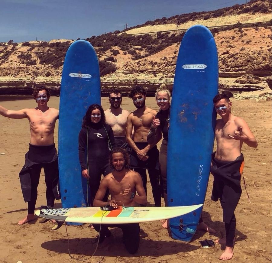 Groupe de surf avec les coachs