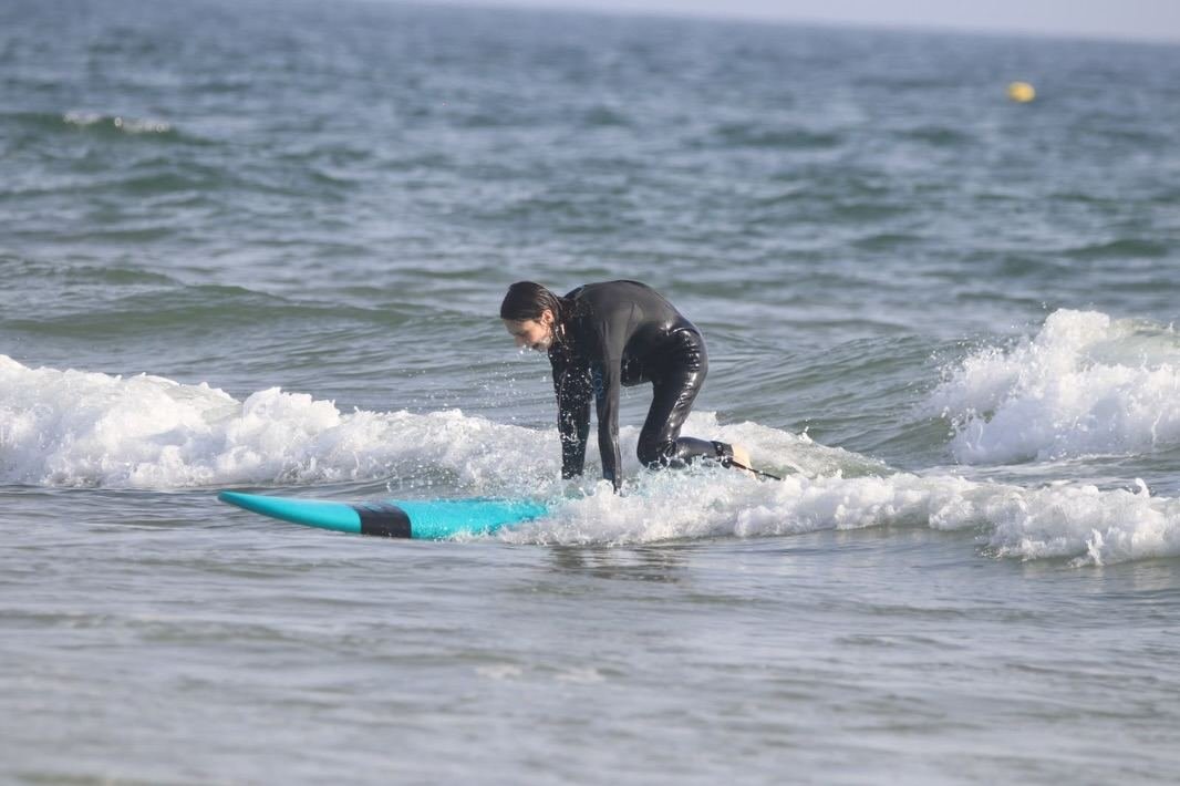 Surfeur debout sur la planche